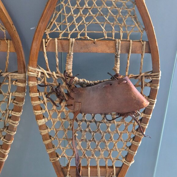 Wood and Rawhide Vintage Traditional Huron Snowshoes 43" x13.5", made in Canada - Picture 13 of 16